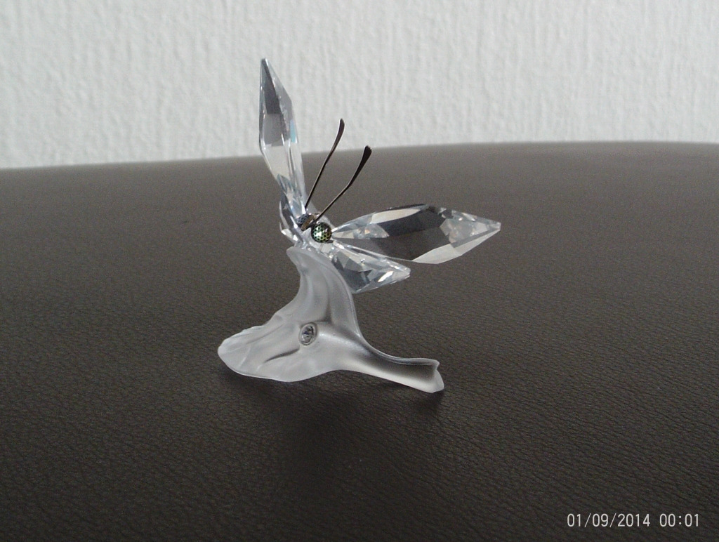 SWAROVSKI BUTTERFLY ON LEAF Clear And Frosted 182920 Crystal By Chris   0992 1024x772 